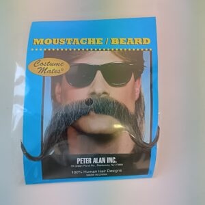 Tummanharmaat aitohius viikset